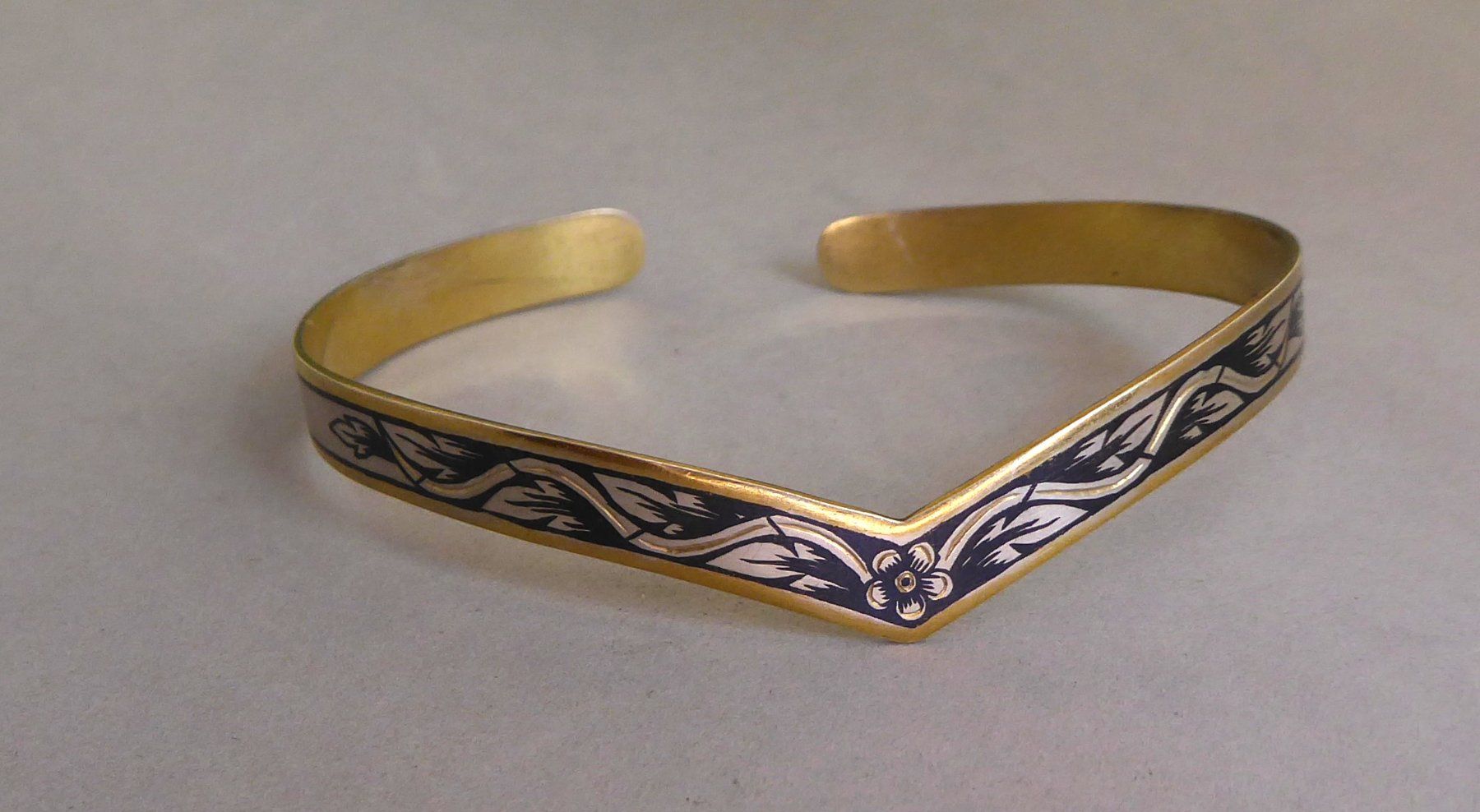 Bracciali & Braccialetti: Antiker Armreif 875er Niello oder Thula Silber teilvergoldet – Usato da Muri AG venduto da Lineli2020 2