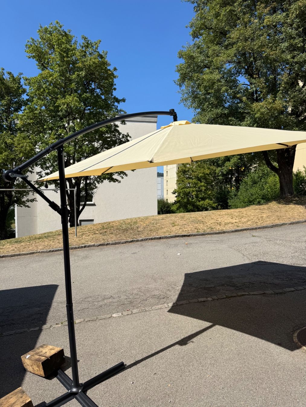Ombrelloni: Ampelsonnenschirm mit LED Beleuchtung 320mm – Usato da Ostermundigen venduto da Gummibaerli63 2