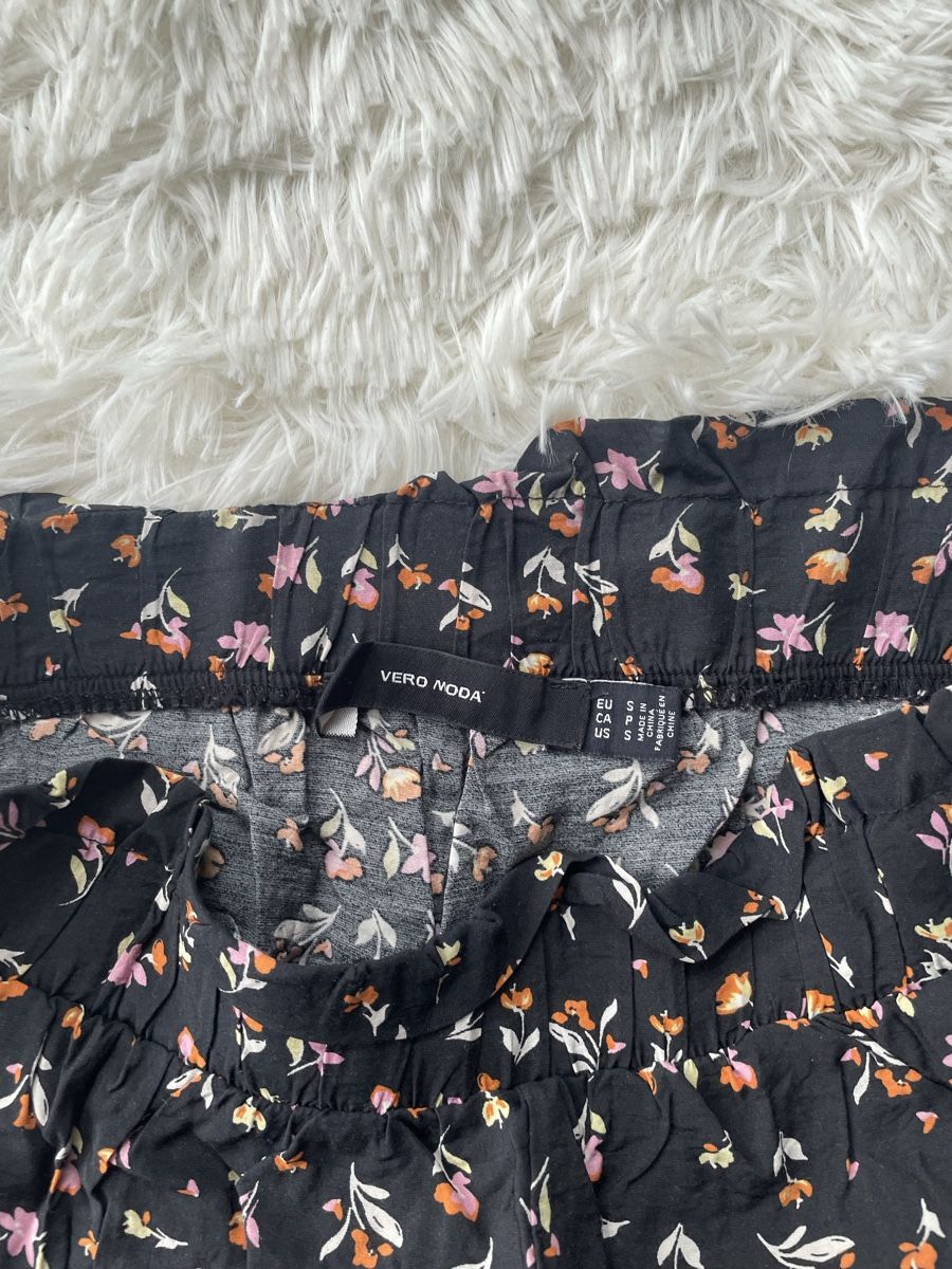 Vero Moda Pantaloni: Short d'été fleuri Vero Moda - Taille S - Impeccable! – Usato da Lausanne venduto da mau_6tnl 2