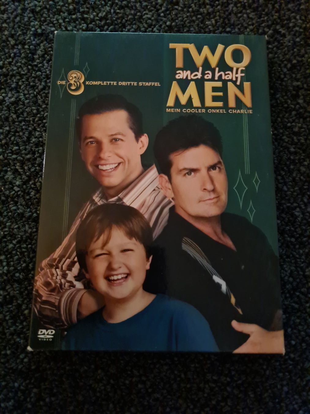 Tutti i DVDs: TWO AND A HALF MEN STAFFEL 3 – Usato da Ruswil venduto da jan_bxl5