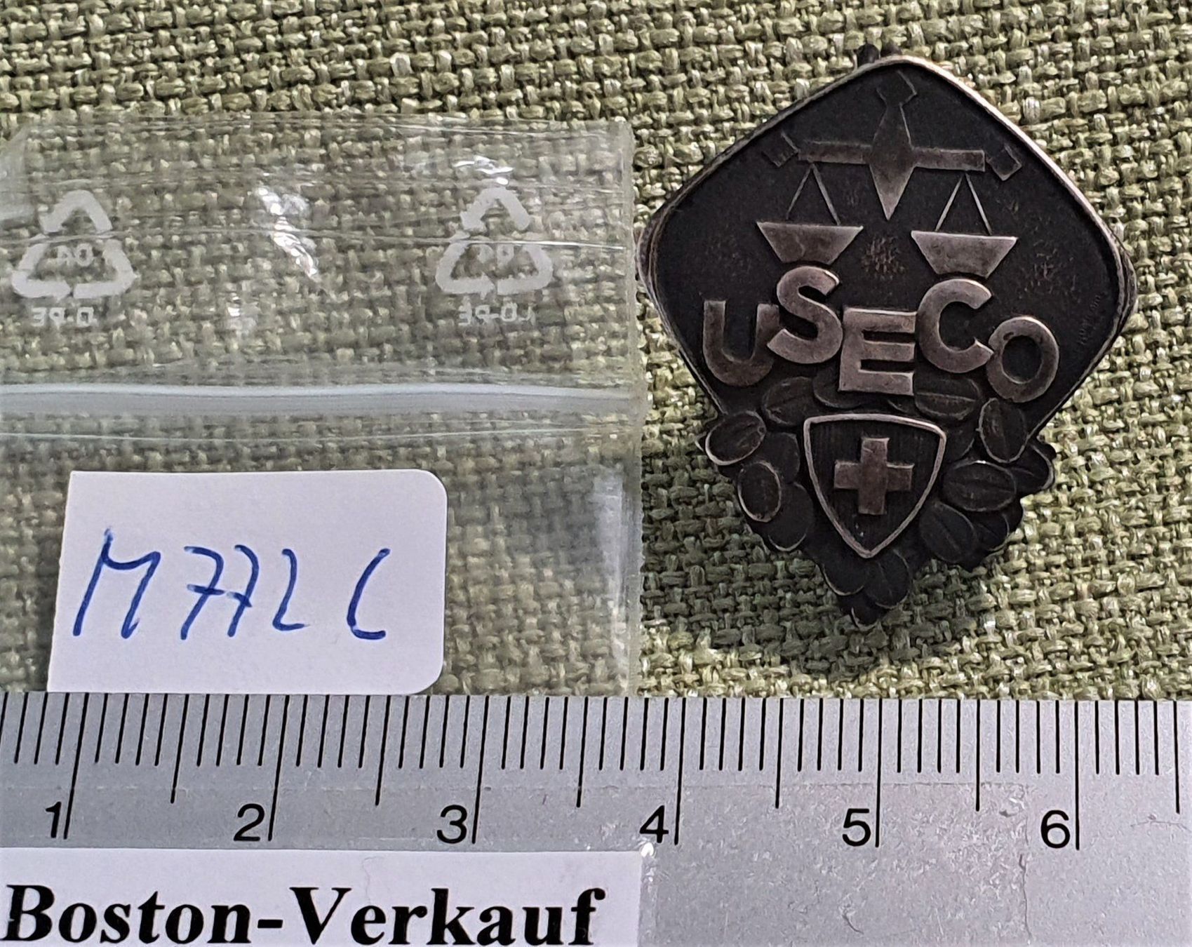 Broschen & Nadeln: M772C - Altes Schweizer USECO Kaffee-Laden?  Abzeichen – Gebraucht aus Reinach BL von Boston-Verkauf 2