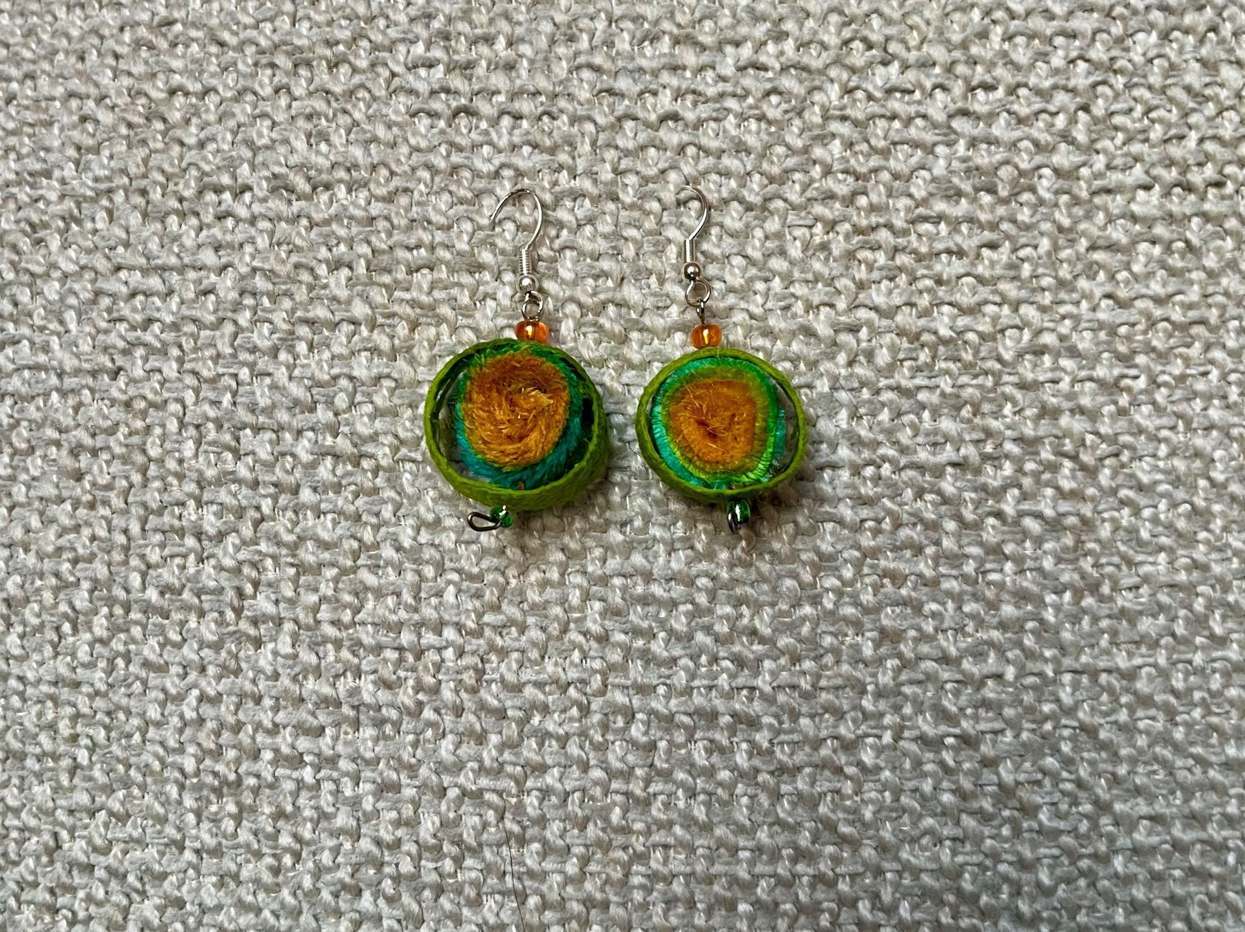 Orecchini pendenti & Orecchini a lobo: Schweizer Seidenohrringe / Swiss Silk Earrings – Nuovo e nell'imballaggio originale da Zürich venduto da SummerUmbrage