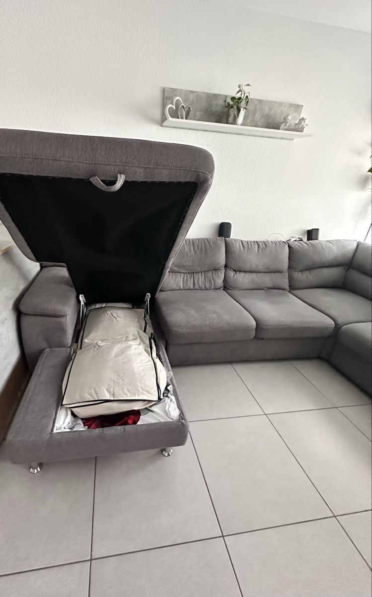 Divani: Ecksofa grau mit Bettfunktion und Stauraum  – Usato da Safenwil venduto da Kruemmelchen91 1