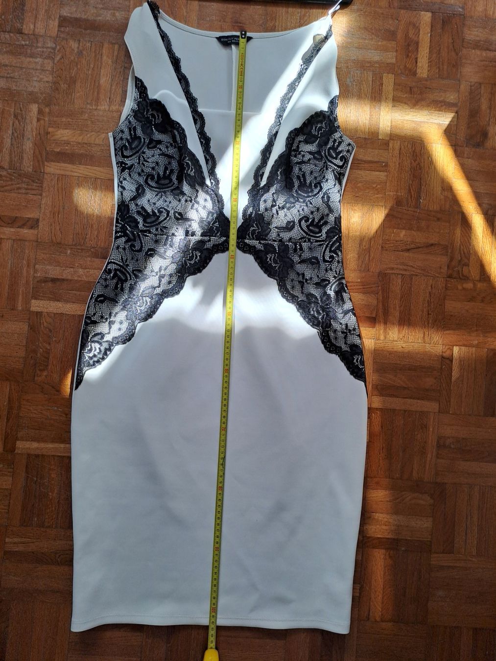 Dorothy Perkins Vestiti: Robe blanche élégante avec dentelle noire - taille 42 – Usato da Saubraz venduto da fanf 4