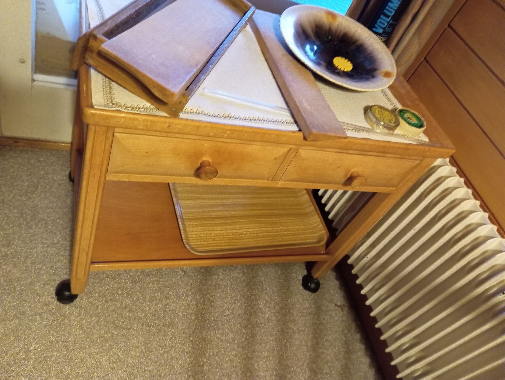 Cassettiere: Servierwagen Holz mit Schubladen und Rollen  – Usato da Belp venduto da Guadalupe84