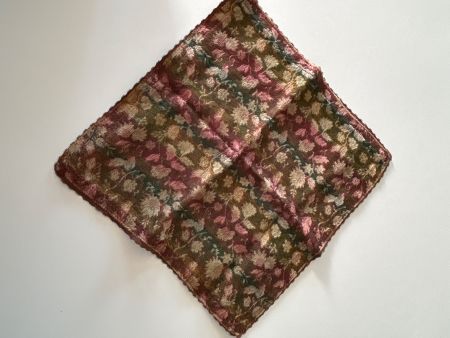 Deckchen mehrfarbig mit Blumenmuster gestickt