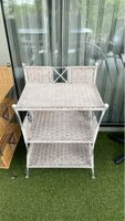 Weisses Regal aus Rattan mit Stahlgestänge