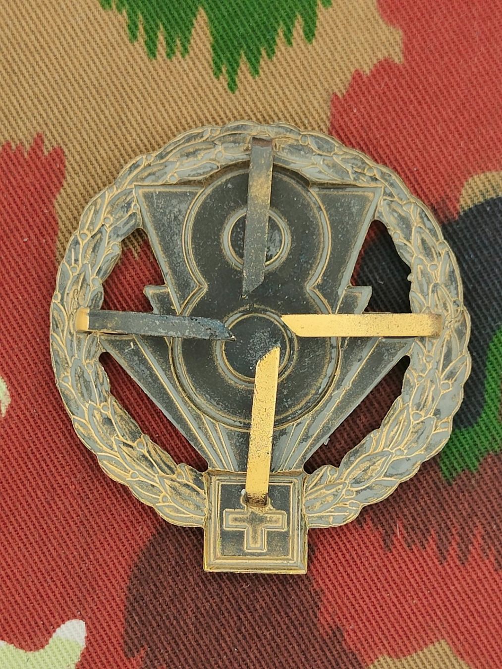 Schweizer Armee Placchette & Badge: Béretemblem Felddivision 8 Goldkranz, Variante 1 – Usato da Bauma venduto da SwissMilitaria 1