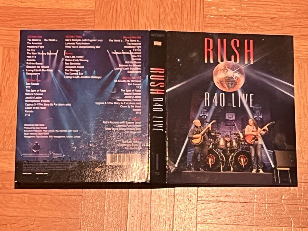 RUSH - R40 Live - 4 Disc Box Set (3 CD + 1 Blu-Ray) | Kaufen auf Ricardo