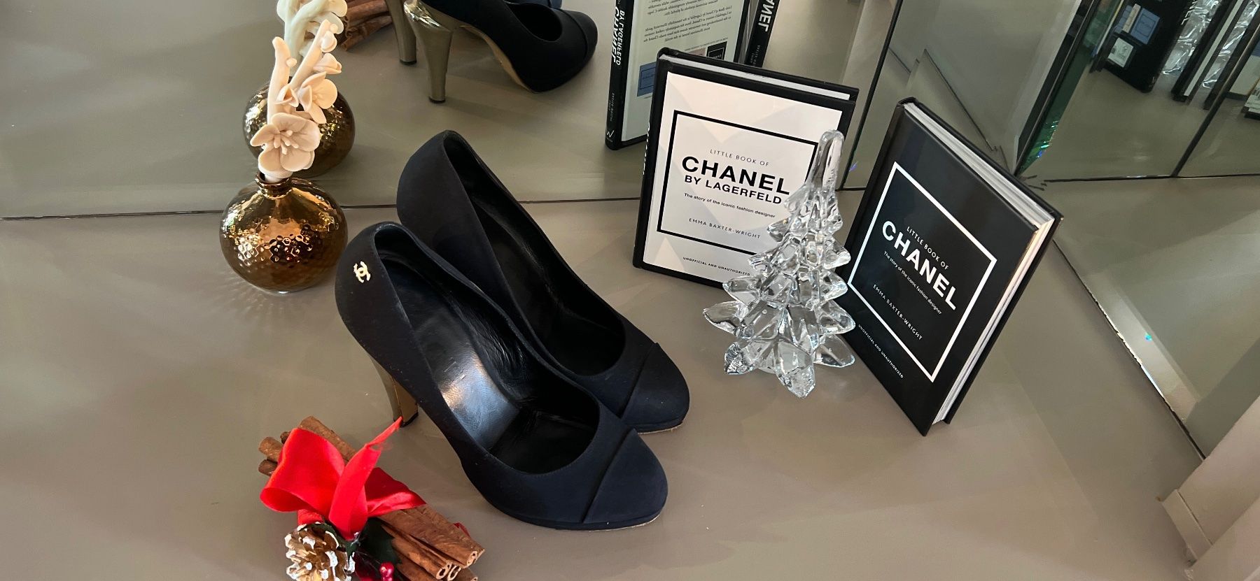 Chanel Scarpe da donna: Chaussures Chanel noires et dorées pointure 39 – Usato da Lausanne venduto da Flo1006 1