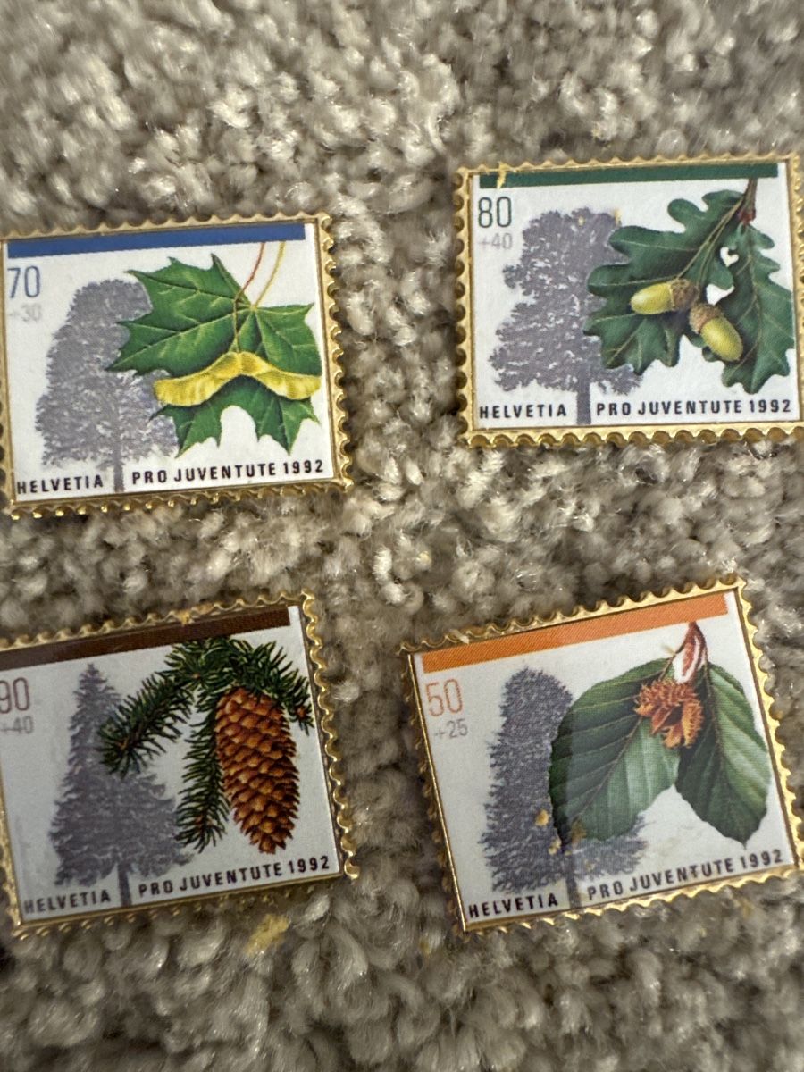 Swiss Plaketten & Abzeichen: 5 Pro-Juventute-Pins mit Briefmarken 1992 – Neu (gemäss Beschreibung) aus Oberweningen von Jogi2 1