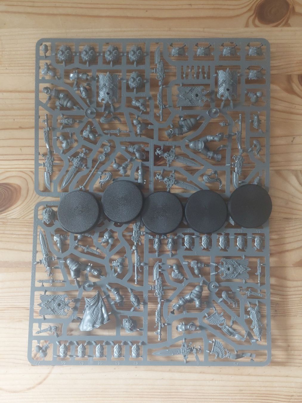 Kit di modellismo & Modellini statici: 5 Custodian Guard Custodes Warhammer 40.000 Horus Heresy – Nuovo (secondo la descrizione) da Zürich venduto da kitkis 1