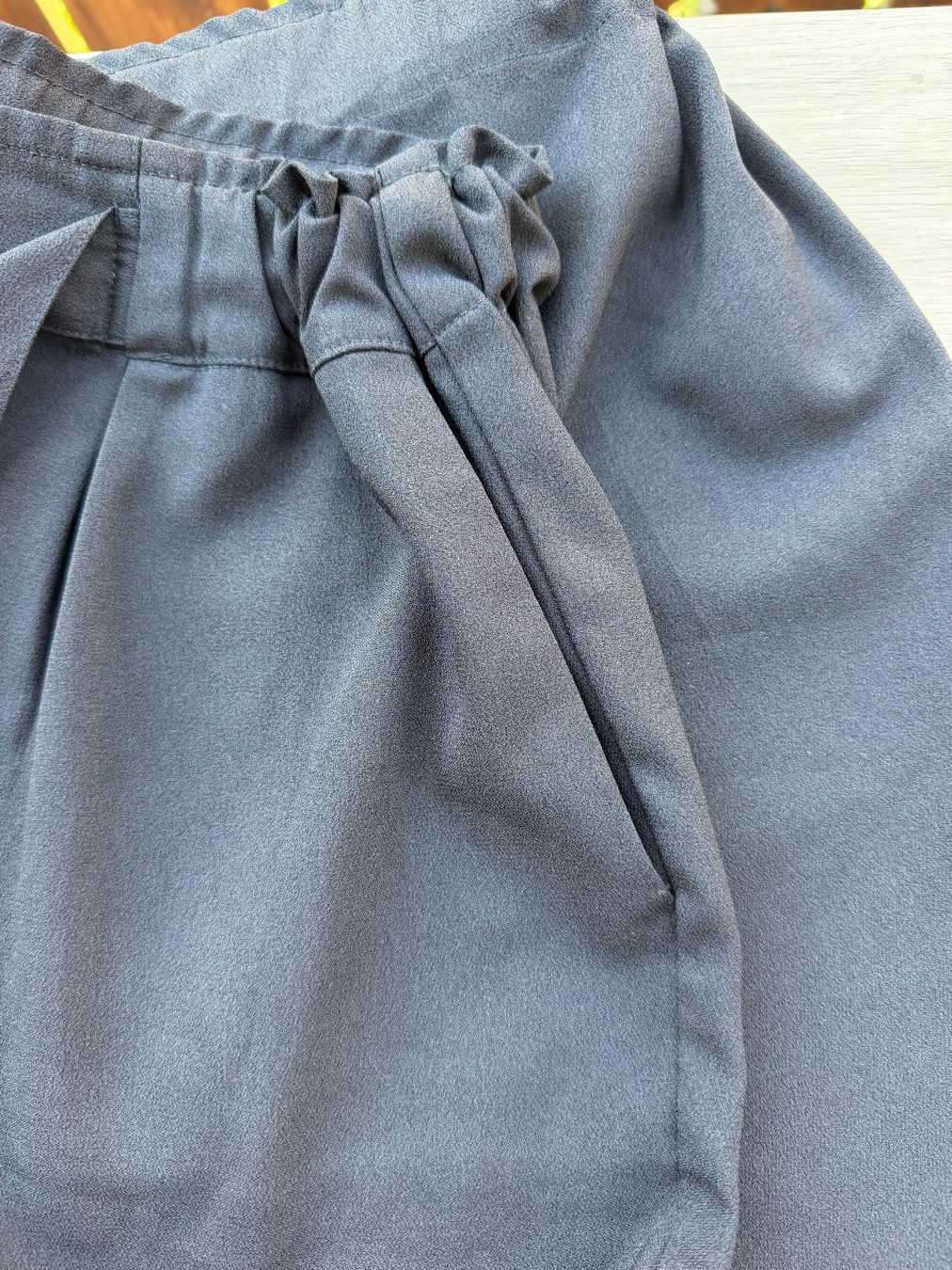 Pantaloni: Shorts schwarz mit Gürtel / Gr.40 – Usato da Zermatt venduto da cacador 2
