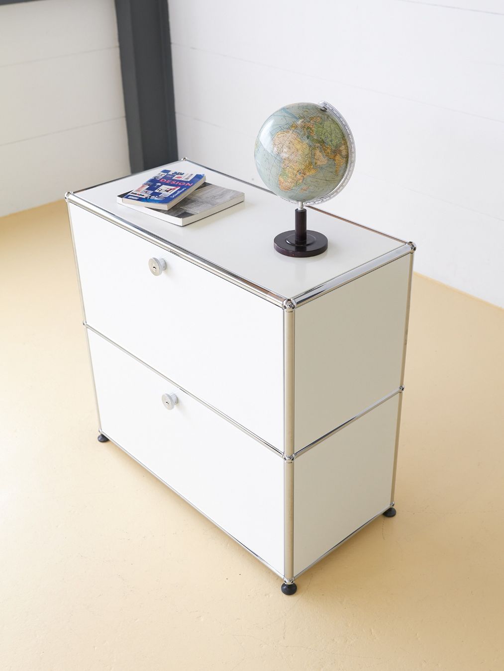 USM Cassettiere: USM Sideboard in Reinweiss mit Auszugtablar – Usato da Meinisberg venduto da atelier_TILIJA 2