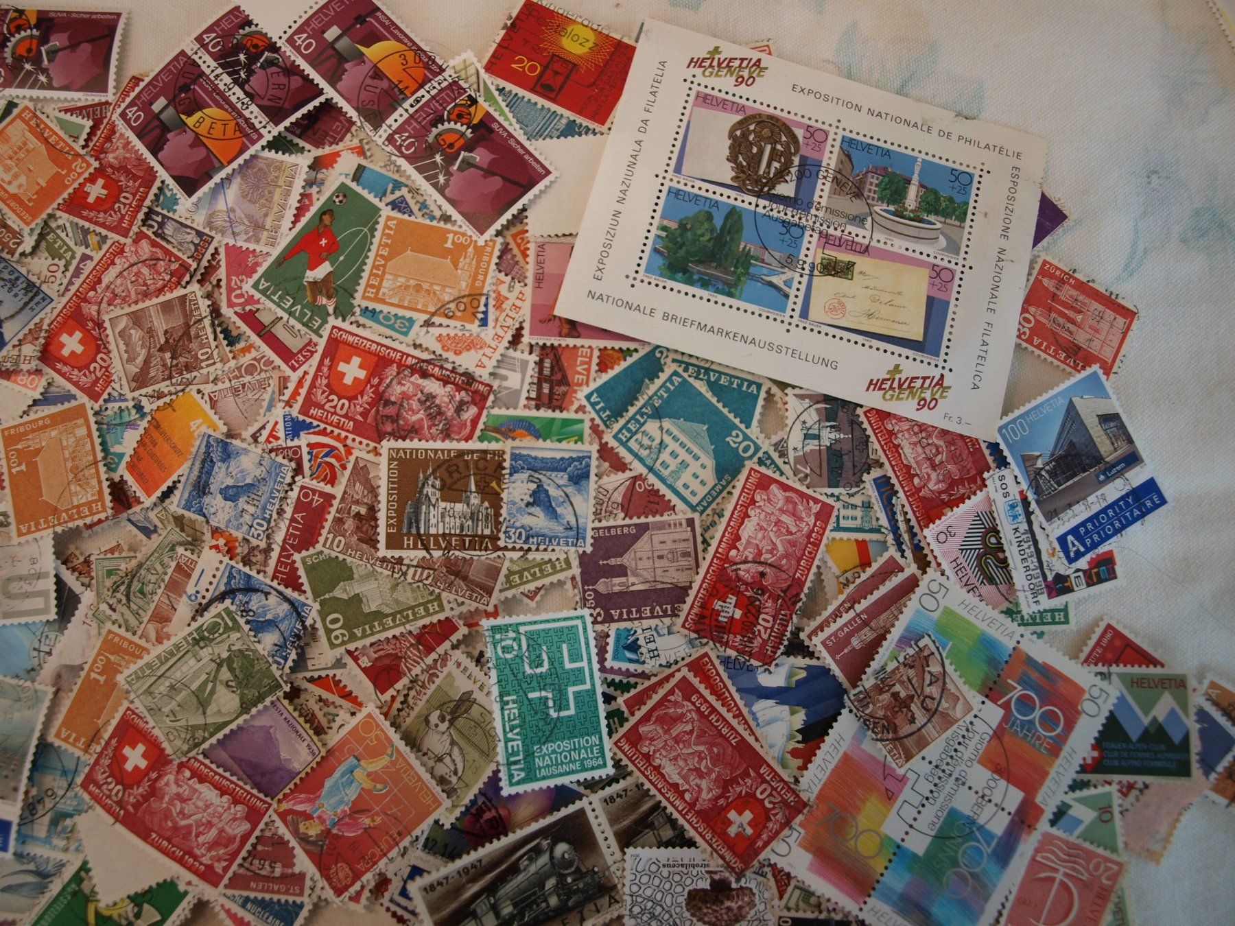 Alle Briefmarken: 1000 Schweizer Briefmarken über 70g Gebraucht siehe Bilder – Gebraucht aus Aarau von Marcele0 2