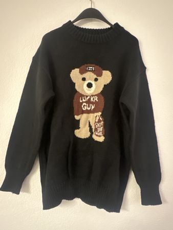 Schwarzer Pulli mit Bär Muster Gr. L