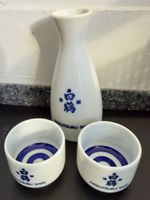 Sake Karaffe und 2 Becher Hakutsuru Sake Keramik Weiss