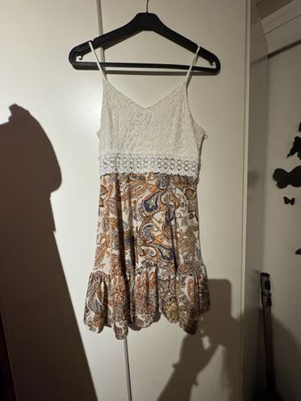 Sommerkleid mit Spitze und Paisley-Muster kurz 