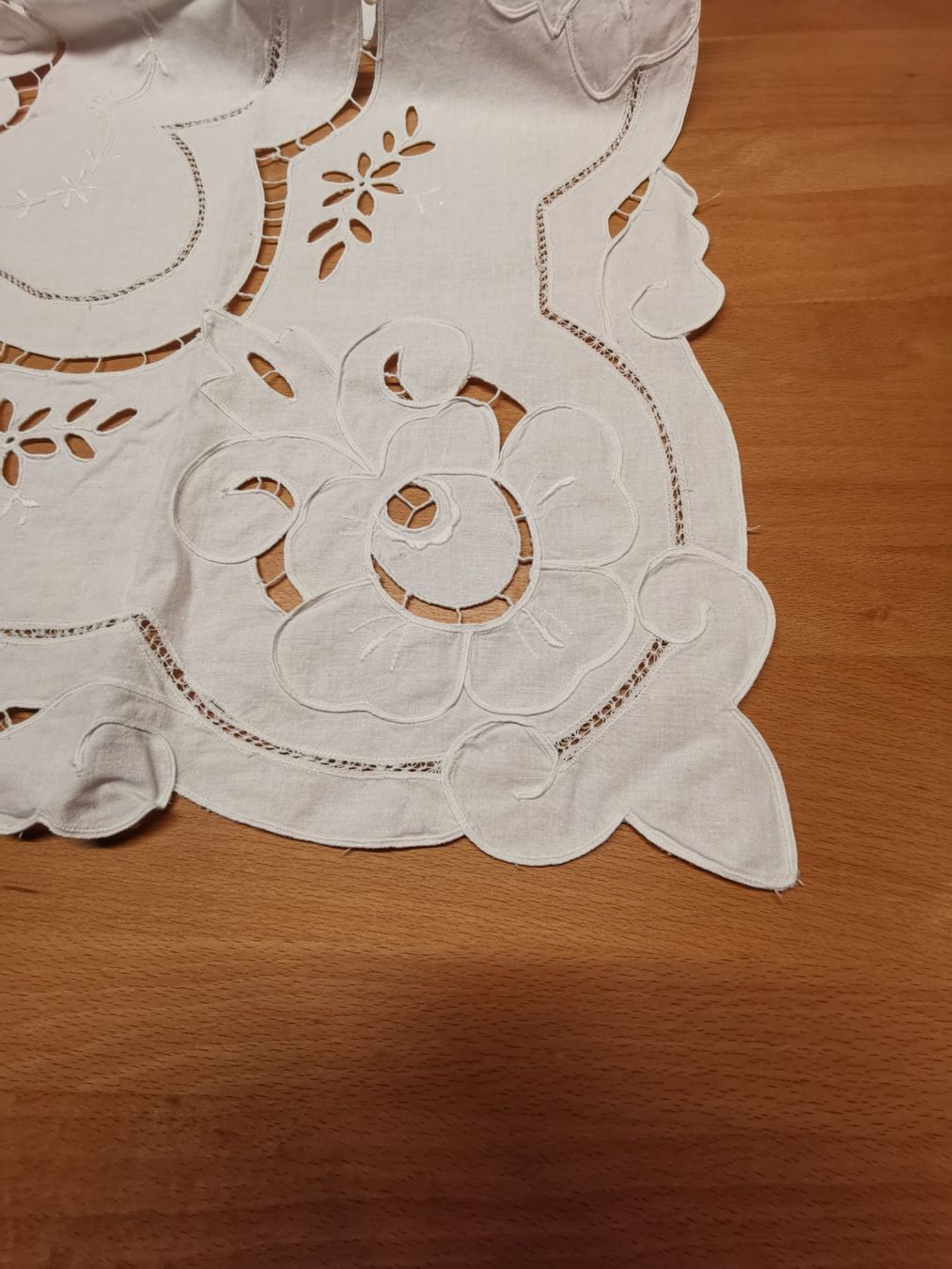 Altra biancheria da tavola: Tischdecke gestickt, weiss – Usato da Seuzach venduto da NaehdesignMirjam 1