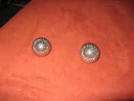 silbrige Kugeln mit Noppen, magnetisch