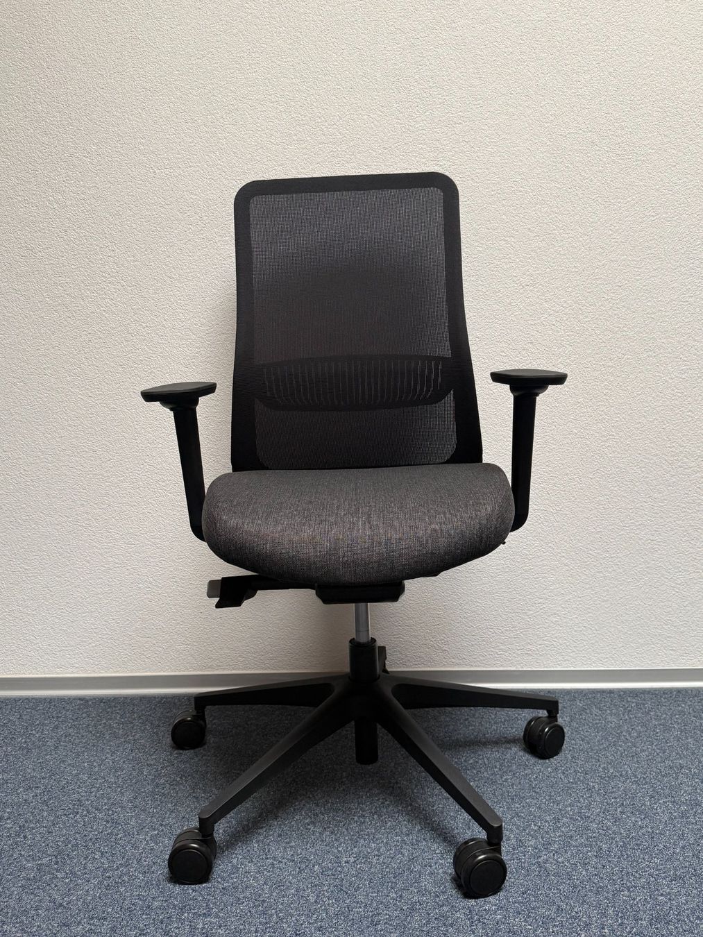 Chaises: Bürostuhl Netzrücken NEU – Neuf avec emballage d'origine à Liestal par SFLiestal 1