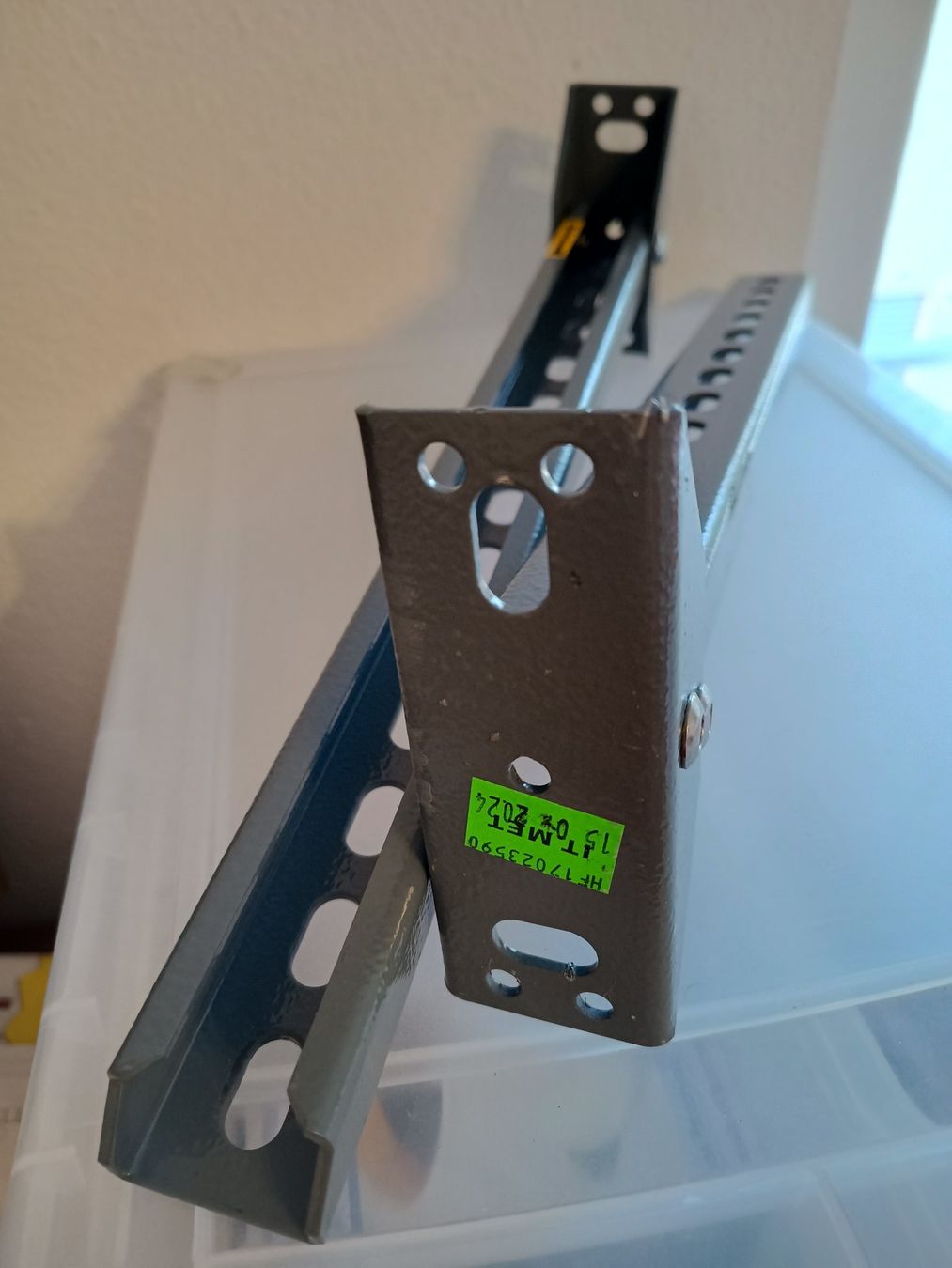 Ferramenta: 2 gleiche Winkel, neu – Nuovo (secondo la descrizione) da Döttingen venduto da Schlei