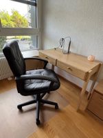 Schreibtisch aus Holz mit Ledersessel