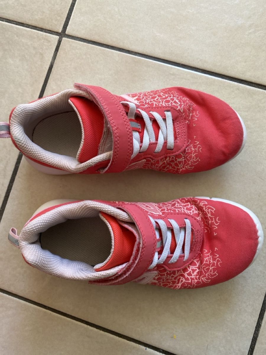 Decathlon Scarpe per ragazze: Hallenschuhe  – Usato da Olten venduto da Angisun