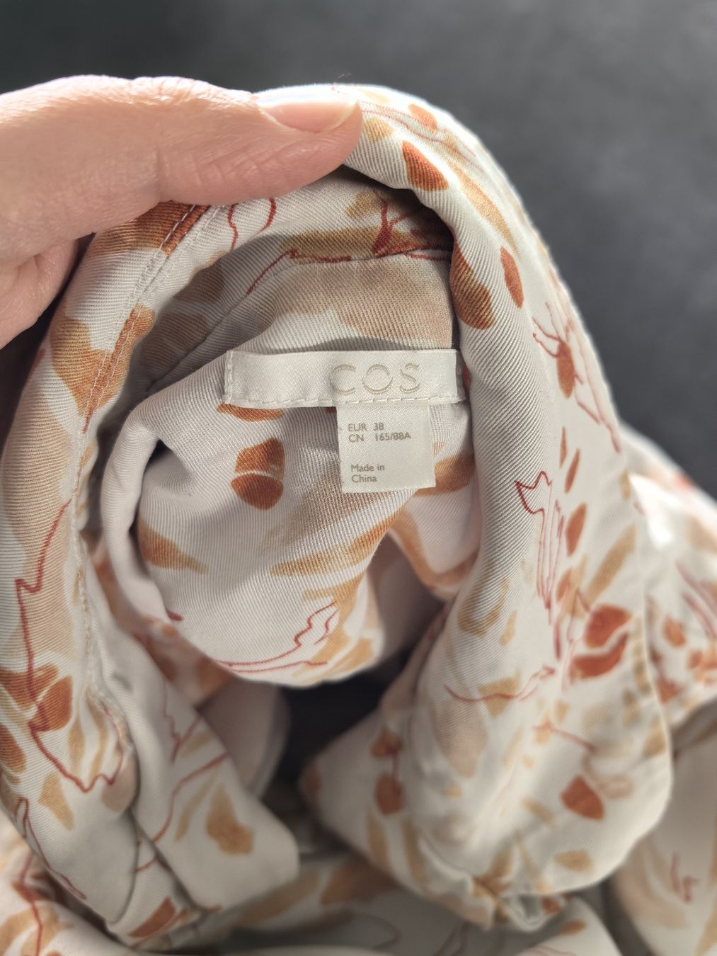 Cos Kleiderpakete: COS 2-teiliges Damen Set gemusterte Bluse & Hose orange – Gebraucht aus Düdingen von its_sjd2 3