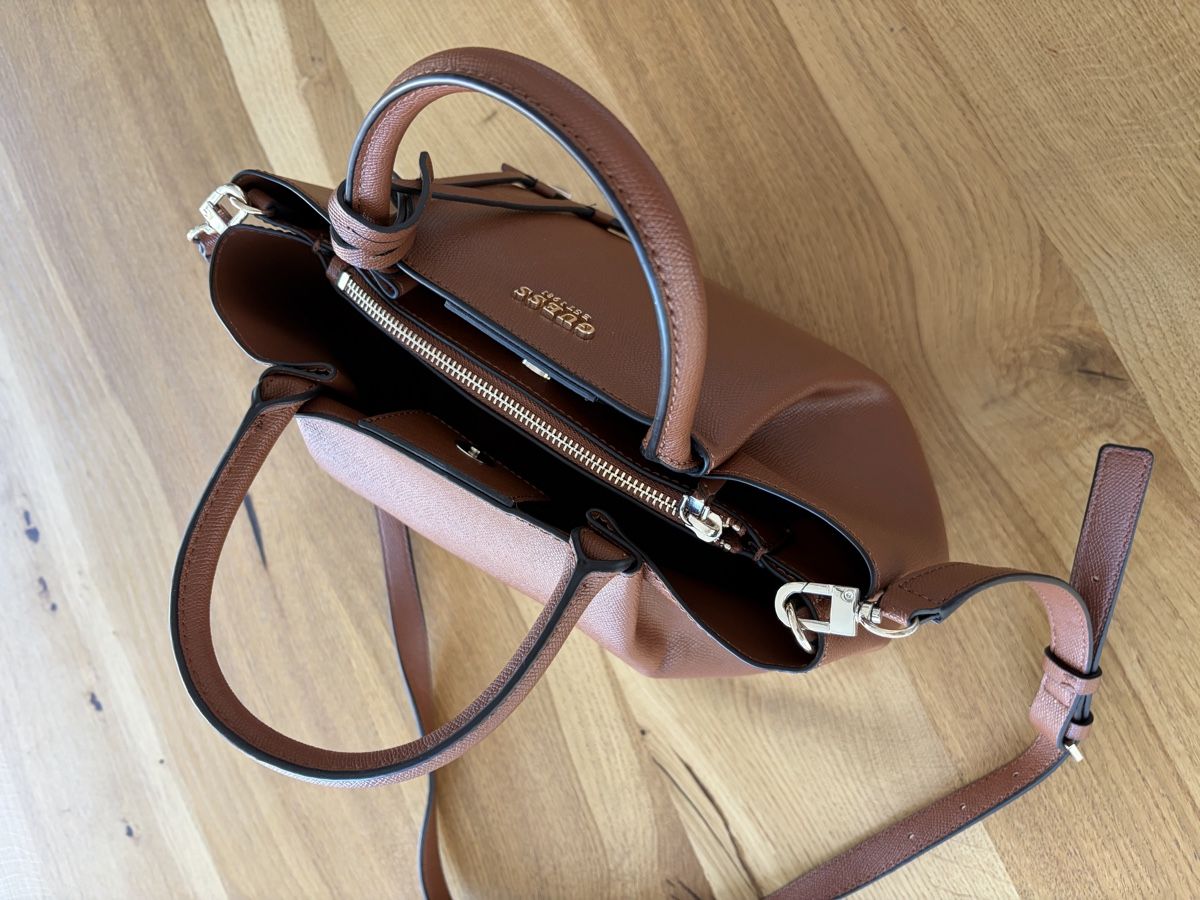 Guess Taschen für Damen: Guess AMORETTE Handtasche Braun – Gebraucht aus Trüllikon von bschenk 1