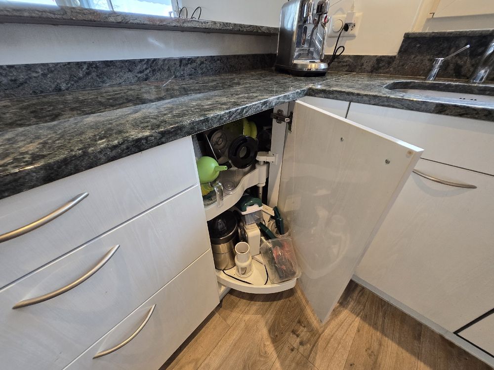 Used White Kitchen with Granite Countertops & Appliances (Gebraucht) in ...