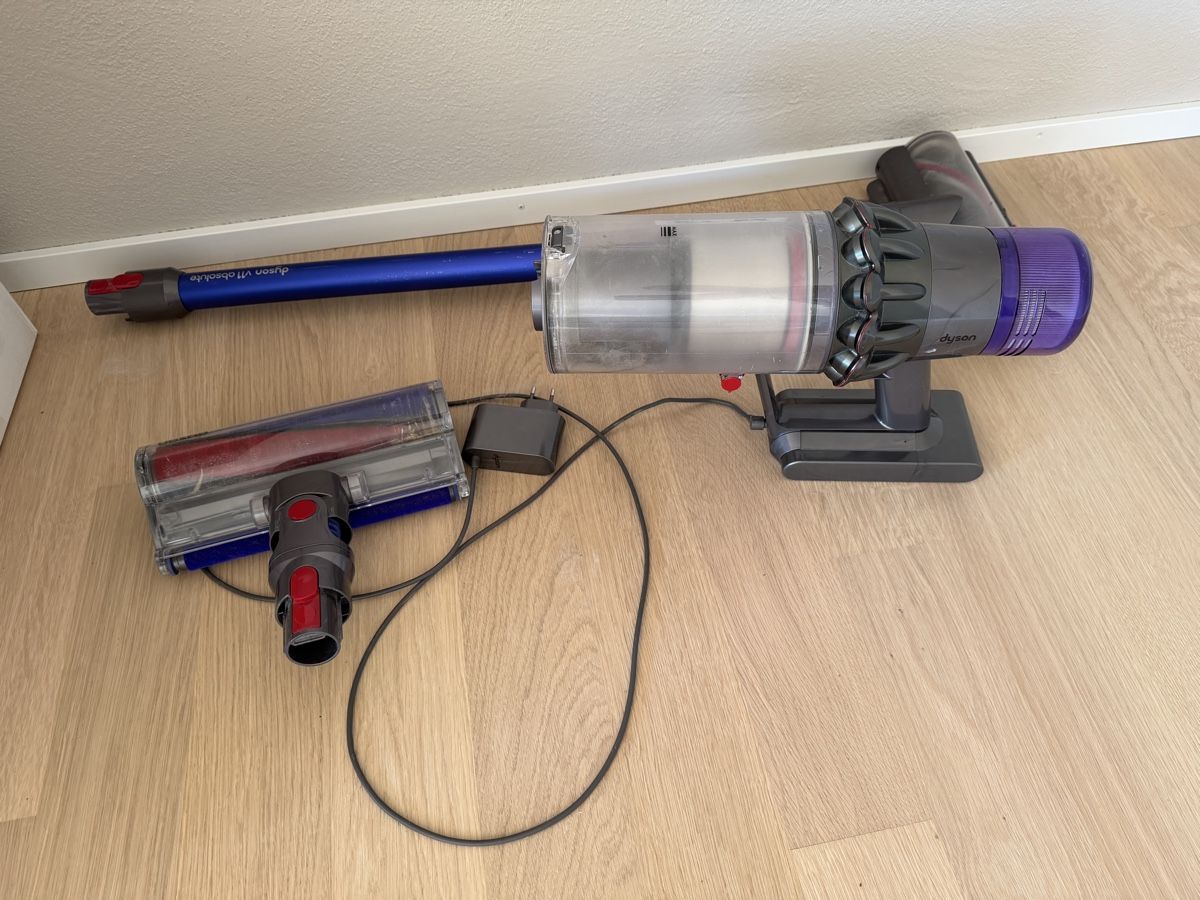 Dyson Staubsauger & Zubehör: Dyson v11 absolute – Defekt aus Zürich von ali_9qm9