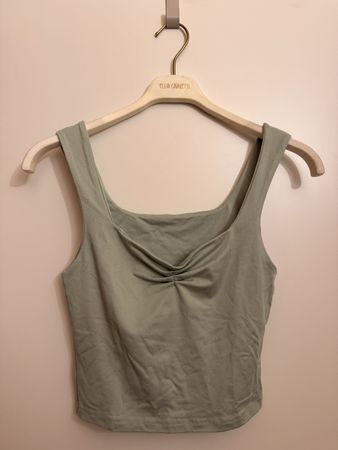Hellgrünes Top