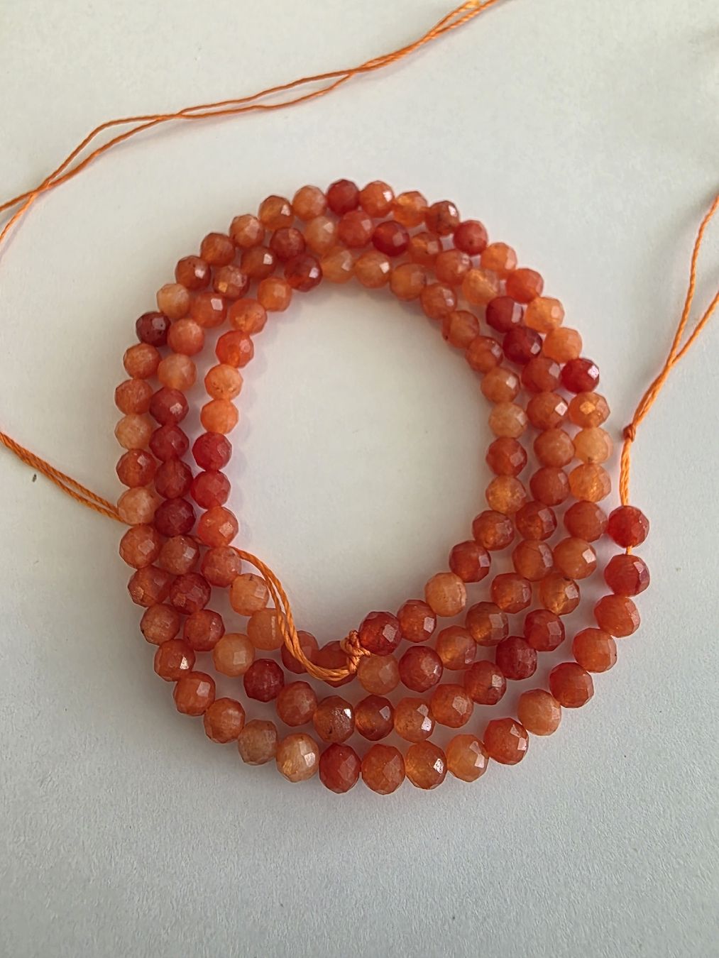 Minerali & Pietre curative: Chalcedon orange facettiert ca. 3mm. Strang – Nuovo e nell'imballaggio originale da Menziken venduto da Mirager