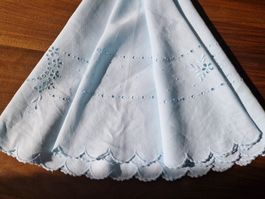 Tischdecke Leinen hellblau mit Stickerei und Lochmuster