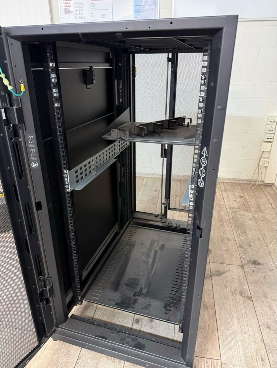 Apc Racks & Cavalletti: APC Serverschrank / Server Rack – Usato da Zürich venduto da deejaysfr 2