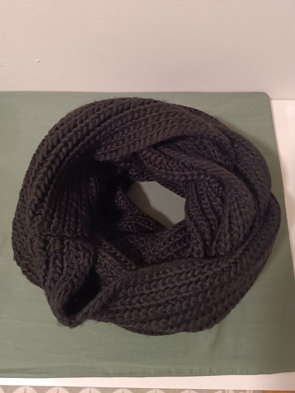 Foulard & Sciarpe: Warmer Winter Strickschal, Schwarz, Neuwertig – Usato da Luzern venduto da sim_lqq2