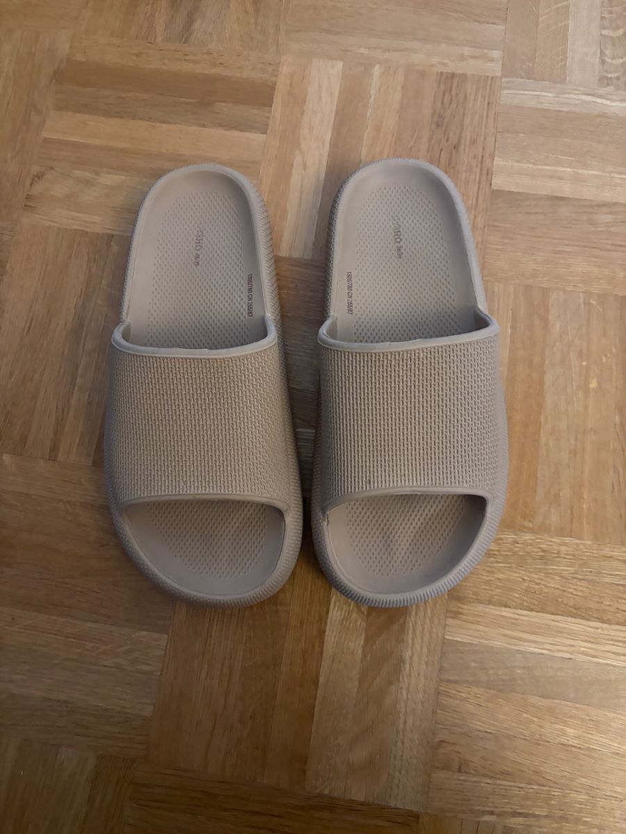 Scarpe da donna: Oysho Slides 38/39 – Usato da Zürich venduto da olgiolgi
