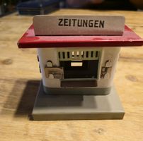 Antikes Blechspielzeug, Eisenbahn, Spur 0, Zeitungsstand