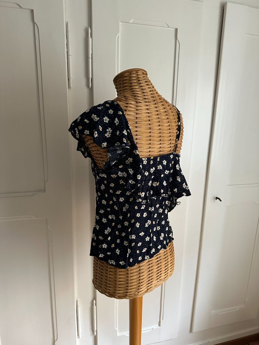 Mango Top: MANGO - Top schwarz geblümt XS – Usato da Zürich venduto da Diazaio 2