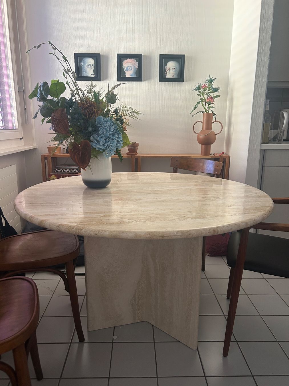 Tische: Table à manger ronde en travertine – Gebraucht aus Vevey von jam_w765