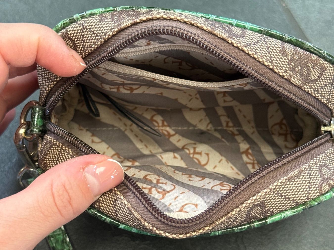 Altro in  Abbigliamento & Accessori: Trousse GUESS – Nuovo (secondo la descrizione) da Prez-vers-Siviriez venduto da mar_n29z 1