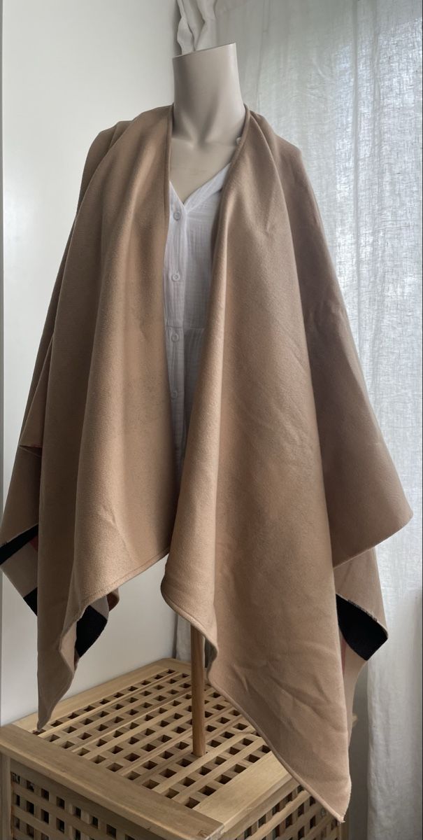Burberry Autres vêtements & accessoires: Wunderschönes Cape von Burberry – Neuf (Voir description) à Zürich par Caracol1998 1
