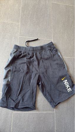 Schwarze kurze Hose, Grösse S, leicht, bequem für Sport