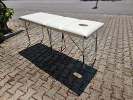 Mobile Massageliege aus einer TCM-Praxis