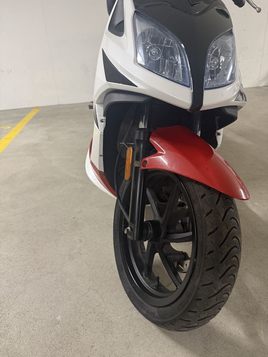 Kymco Scooters: Roller Kymco Super 8 125 weiss-rot 2011 – Gebraucht aus Wetzikon ZH von KIEE 3