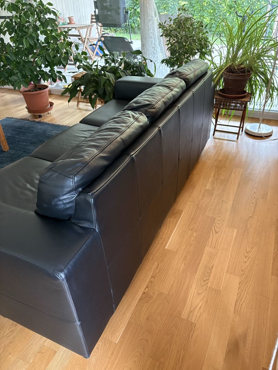 Ikea Divani: Ledersofa schwarz, 3er – Usato da Kehrsatz venduto da reg_2jxj 1