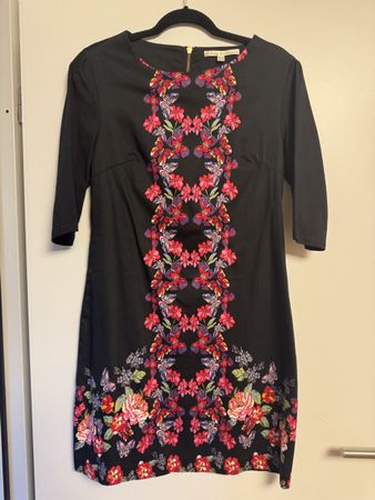 Elegantes Kleid  mit Blumenmuster, Grösse M, neuwertig