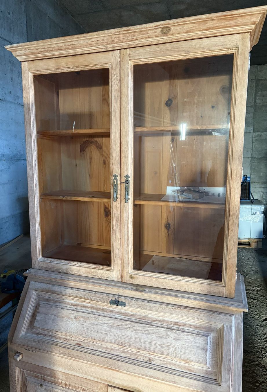 Schreibtische: Sekretär mit Vitrine – Gebraucht aus Rumisberg von ref_5dpv 1