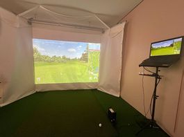     SkyTrak Indoor Golfsimulator mit einfahrbarer Leinwand